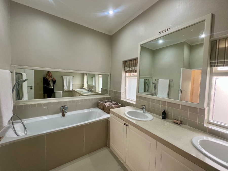 To Let 4 Bedroom Property for Rent in Constantia Western Cape